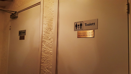 스웨덴 공중화장실 대부분엔 남녀 표시가 없거나 이처럼 같이 돼 있다. 성 소수자들을 위한 배려 차원에서다. © 사진=이석원 제공