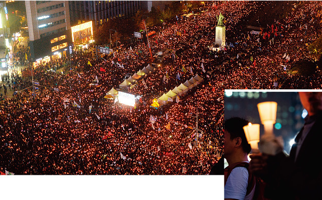 11월 5일 서울 광화문광장에서 시민들이 촛불을 들고 ‘박근혜 퇴진’을 외치고 있다(왼쪽). 이날 열린 촛불집회에는 아이부터 어른까지 다양한 연령, 다양한 계층의 사람이 모였다. [뉴스1]