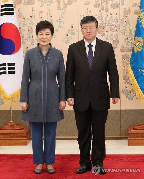 박근혜 대통령이 18일 오후 청와대에서 신임 대사와 기념촬영 | 인스티즈