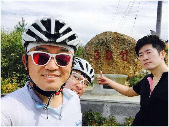 올 여름 기자(가운데)와 지인들이 38선을 지나며 찍은 기념 사진. 라이딩은 역시 혼자 보다는 여럿이 나은 것 같다. 사진 찍기도 편하지 않나.