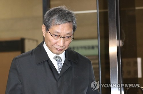 '비선 실세' 최순실씨와 정유라씨 모녀를 특혜 지원했다는 의혹이 제기된 장충기 삼성그룹 미래전략실 차장(사장)이 작년 11월 19일 새벽 검찰 조사를 받고 서울중앙지검 청사를 나서고 있다. [연합뉴스 자료사진]