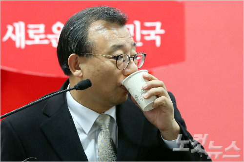 새누리당 이정현 대표가 22일 오후 여의도 당사에서 기자간담회를 가지며 물을 마시고 있다. 윤창원기자