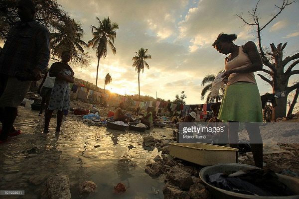 대지진 뒤 1년이 지난 2011년 1월 8일(현지시간), 아이티 수도 포르토프랭스 주민들이 천막촌을 흐르는 시냇물에서 빨래를 하고 있다.  Getty Images