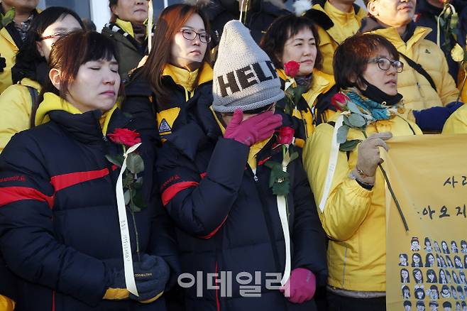 국회 탄핵소추안 가결을 방청석에서 지켜보던 세월호 유가족들 | 인스티즈