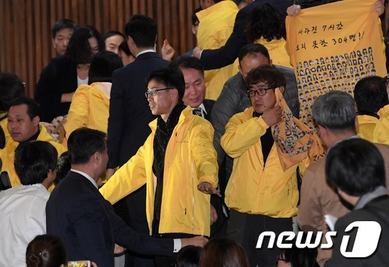 9일 오후 서울 여의도 국회에서 열린 본회의에서 박근혜 대통령 탄핵소추안이 가결되자 방청석에 자리한 세월호 유가족들이 기뻐하고 있다. 2016.12.9/뉴스1 © News1 허경 기자