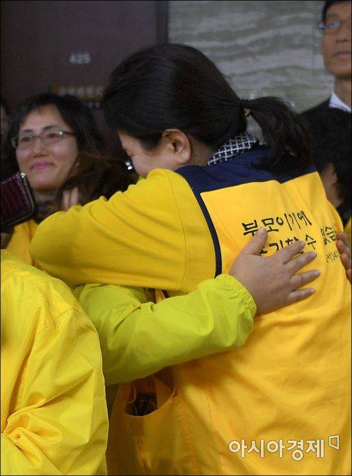 국회 탄핵소추안 가결을 방청석에서 지켜보던 세월호 유가족들 | 인스티즈