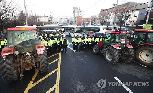 도로에 놓인 전봉준투쟁단 트랙터들      (수원=연합뉴스) 홍기원 기자 = 상경투쟁을 위해 이동 중인 전국농민회총연맹 '전봉준투쟁단' 농민들이 두고 간 트랙터들이 9일 오전 경기도 수원시 1번 국도 종합운동장 사거리 인근에 놓여 있다. 2016.12.9      xanadu@yna.co.kr