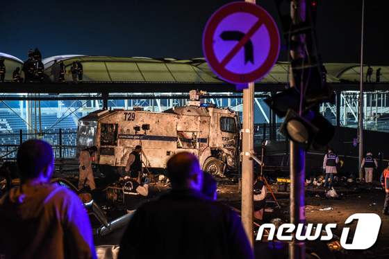 10일(현지시간) 터키 이스탄불 보다폰 아레나 축구 경기장 인근 차량 폭탄 공격이 발생한 현장에서 정밀 조사가 진행되고 있다. © AFP=뉴스1