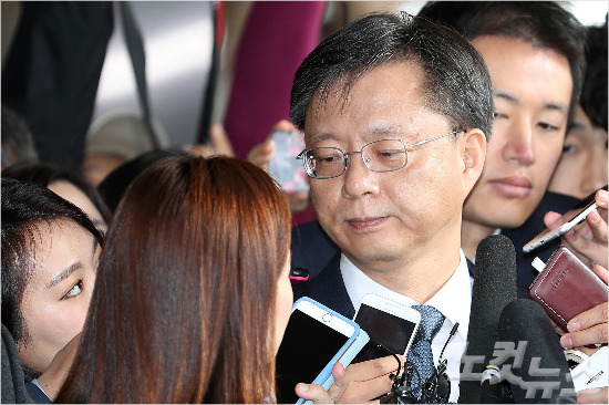 가족회사 '정강' 공금 유용 등 각종 비위 의혹이 제기된 우병우 전 청와대 민정수석비서관이 지난 11월 6일 서울 서초동 서울중앙지검에 출석, 조사를 받고 있다. 우 전 수석이 가족회사 관련 질문을 받자 날카로운 눈빛으로 기자를 바라보고 있다. (사진=박종민 기자)