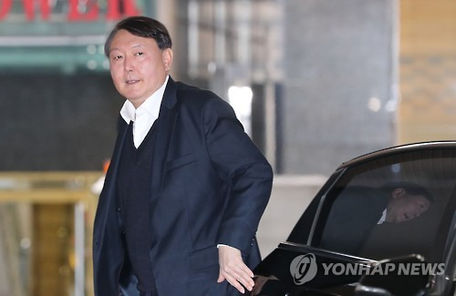 (서울=연합뉴스) 하사헌 기자 = 최순실씨 국정농단 의혹과 박근혜 대통령 비위 의혹 사건을 수사중인 박영수 특검팀의 윤석열 수사팀장이 16일 오전 서울 강남구 대치동 사무실로 출근하고 있다.   2016.12.16      toadboy@yna.co.kr