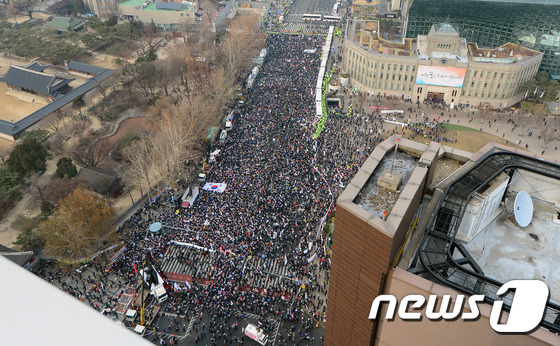 대통령탄핵 기각을 위한 국민운동본부을 비롯한 보수단체 회원들이 31일 오후 서울 중구 대한문앞에서 '2017 승리를 위한 송구영신 태극기'집회에 참석해 태극기를 흔들고 있다. 2016.12.31/뉴스1 © News1 최현규 기자