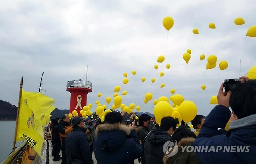 31일 오후 전남 진도 팽목항을 찾은 세월호 추모객이 노란 풍선 304개를 띄우고 있다. [독자 제공=연합뉴스]