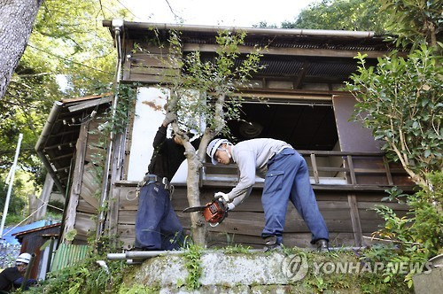 (가나가와 교도=연합뉴스) 일본 빈집대책조치법에 의해 철거대상으로 지정된 가나가와(神奈川)현 요코스카(橫須賀)시의 목조 주택. 2017.1.3      choinal@yna.co.kr