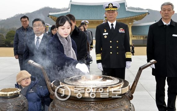유족들과 김판규 해군참모차장이 국립대전현충원에서 5일 오전 순직자들을 기리며 분향을 하고 있다. 대전=프리랜서 김성태