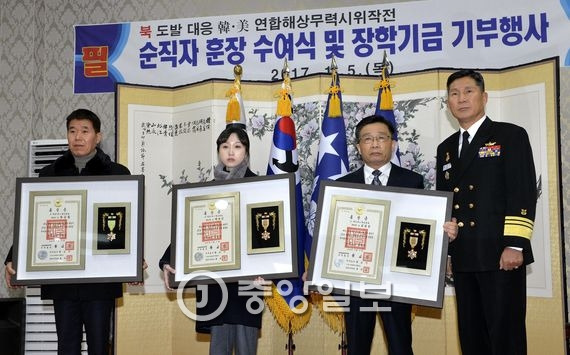 순직자 훈장 수여식에 참석한 유족들과 김판규 해군참모차장. 대전=프리랜서 김성태