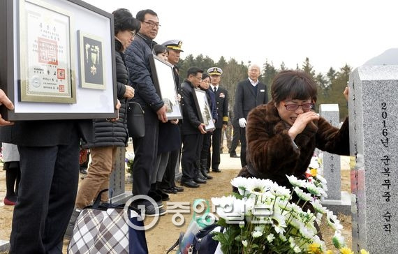 고 황성철 상사의 유족이 5일 국립대전현충원에 안장된 고인의 무덤 앞에서 눈물을 흘리고 있다. 대전=프리랜서 김성태