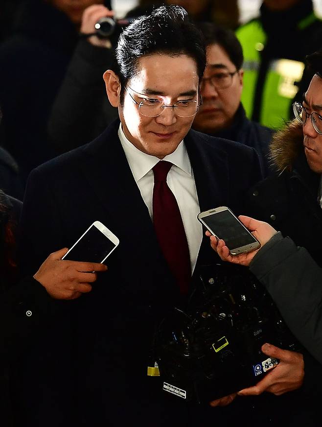 이재용 삼성전자 부회장이 12일 오전 서울 강남구 박영수 특별검사 사무실에 피의자 신분으로 출석하며 취재진의 질문을 받고 있다. 이 부회장은 최순실 일가에 대한 지원 의혹과 관련해 뇌물공여 혐의를 받고 있다. 공동취재사진