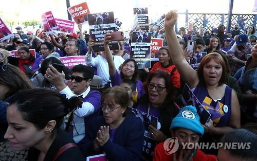 도널드 트럼프 미국 대통령의 이민 정책에 항의해 14일(현지시간) 캘리포니아 로스앤젤레스 시내에서 시민들이 집회하고 있다. [EPA=연합뉴스]