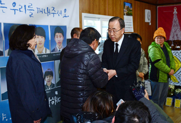 반기문 전 총장, 세월호 실종자 가족 위로 - 반기문 전 유엔 사무총장이 17일 오후 전남 진도 팽목항을 찾아 세월호 실종자 가족을 위로하고 있다. 2017.1.17 연합뉴스