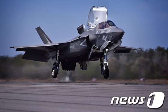 미국 최신예 전투기인 F-35B가 수직 착륙하고 있다.(AFP)