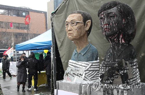 광화문광장의 김기춘·조윤선 흉상  (서울=연합뉴스) 임헌정 기자 = 박근혜정권퇴진 비상국민행동의 13차 촛불집회가 예정된 21일 오후 서울 종로구 광화문 광장에 이날 오전 구속된 김기춘 전 청와대 비서실장, 조윤선 문화체육관광부 장관의 흉상이 놓여있다. 2017.1.21  kane@yna.co.kr  (끝)