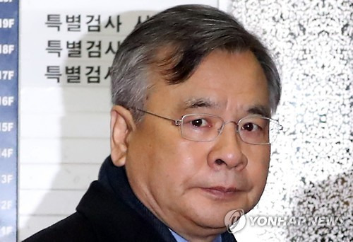 사무실 향하는 박영수 특검      (서울=연합뉴스) 이정훈 기자 = 최순실 국정농단 의혹과 박근혜 대통령 비위 의혹 사건을 수사 중인 박영수 특별검사가 23일 오전 서울 강남구 대치동 특검 사무실로 출근하고 있다.      uwg806@yna.co.kr