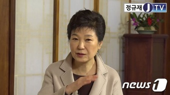 박근혜 대통령이 25일 청와대 상춘재에서 '정규재tv' 운영자인 정규재 한국경제신문 주필과 단독 인터뷰를 하고 있다. (정규재tv 캡처) 2017.1.25/뉴스1 © News1 민경석 기자