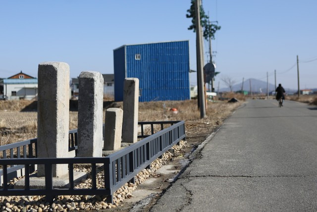 석모도 하리 도로변에 있는 조선시대 선정비·불망비.