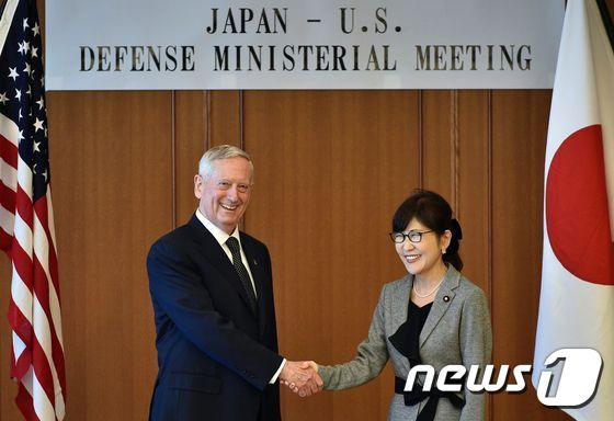 제임스 매티스 미 국방장관과 이나다 도모미(稻田朋美) 일본 방위상 © AFP=뉴스1