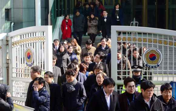 공무원은 국가와 사회의 심부름꾼이라는 뜻에서 공복으로 불린다. 지난 3일 서울 종로구 정부서울청사에서 공무원들이 점심식사를 하기 위해 청사를 빠져나오고 있다.정연호 기자 tpgod@seoul.co.kr