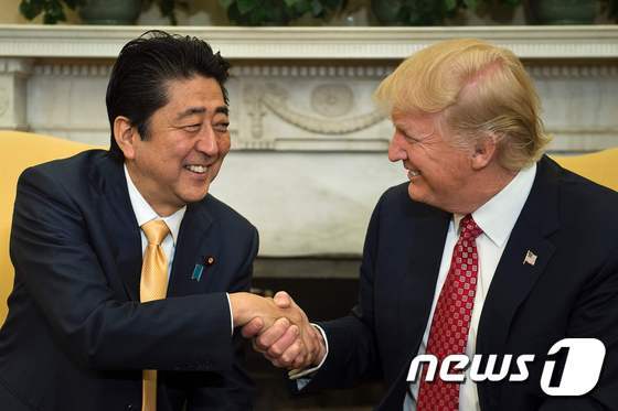 도널드 트럼프 미국 대통령(오른쪽)과 아베 신조 일본 총리가 10일(현지시간) 백악관에서 회담에 앞서 악수하고 있다. © AFP=뉴스1 © News1 최종일 기자