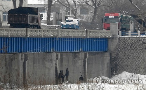 (서울=연합뉴스) 중국 상무부(商務部)가 유엔 대북 제재 결의의 이행을 위해 19일부터 북한산 석탄 수입을 전면 중단한다고 밝혔다. 상무부는 18일 홈페이지에 게시한 2017년 제12호 공고를 통해 유엔 안전보장이사회 2321호 결의와 중화인민공화국대외무역법, 상무부, 해관총서 2016년 제81호 공고에 근거해 올해 12월 31일까지 북한산 석탄 수입을 전면 금지한다고 알렸다. 사진은 2016년 3월 중국과 북한이 인접한 두만강에서 북한 남양시와 중국 투먼 통상구를 오가는 화물차 모습. 2017.2.19 [연합뉴스 자료사진]      photo@yna.co.kr