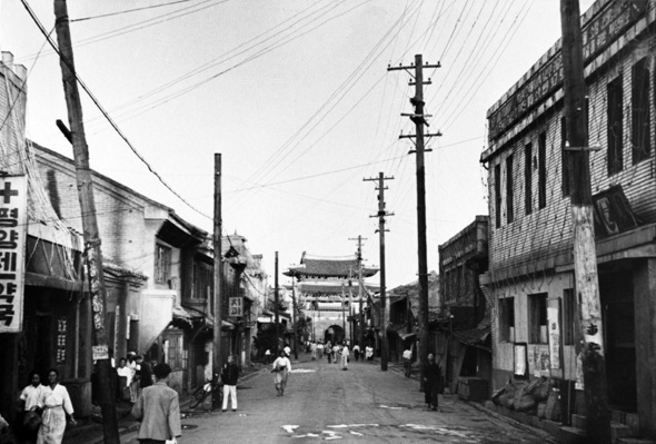 김병기의 평양 시절은 오로지 기억으로만 남아 있다. 1947년 맨손으로 월남하는 바람에 사진이 거의 없기 때문이다. 일제강점기 평양의 상징이던 대동문 앞 거리 사진에서 왼쪽으로 간판이 보이는 ‘치과’는 김병기의 친구가 운영하던 병원으로, 그 동생이 박태진 시인이다. 국가기록원 제공