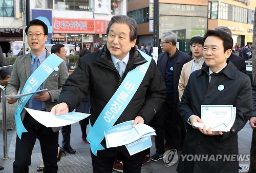 (부산=연합뉴스) 조정호 기자 = 4일 오후 부산 부산진구 서면 영광도서 앞에서 바른정당 부산시당이 마련한 국민통합 캠페인에서 김무성 의원과 남경필 경기도시자가 '촛불도, 태극기도 내려놓고 헌재의 판결을 기다리자'는 취지의 홍보물을 시민에게 나눠주고 있다. 2017.3.4      ccho@yna.co.kr