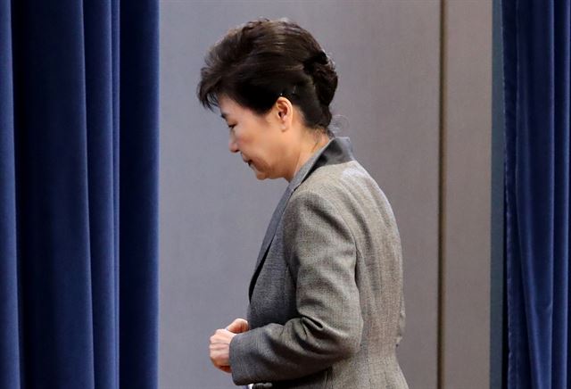 박근혜 전 대통령이 지난해 11월 29일 춘추관에서 열린 대국민담화를 마치고 장막 뒤로 퇴장하고 있다. 연합뉴스