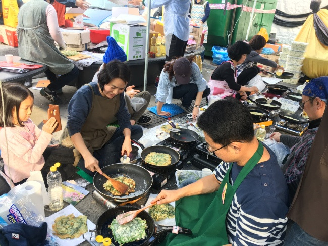 박근혜 전 대통령이 파면된 후 맞은 첫 주말. 시민들은 11일 광화문 광장에서 열린 20차 촛불집회에서 전과 떡을 돌리며 “탄핵 축제”를 즐겼다. [사진=김유진 기자/kacew@heraldcorp.com]