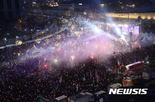 【서울=뉴시스】최동준 기자 = 11일 서울 광화문광장에서 열린 박근혜 정권 퇴진행동 주최, 20차 촛불집회에서 촛불 승리 폭죽이 터지고 있다. 2017.03.11.   photocdj@newsis.com