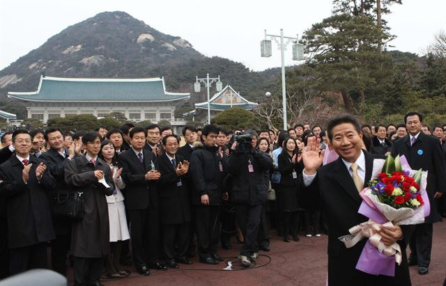 고 노무현 전대통령이 2008년 2월 25일 청와대를 떠나며 직원들의 환송에 손을 흔들고 있다. 손용석기자