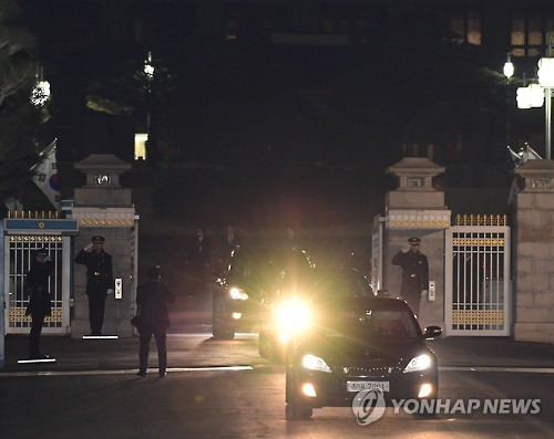 (서울=연합뉴스) 백승렬 기자 = 박근혜 전 대통령이 헌법재판소의 파면 선고가 내려진 뒤 이틀이 지난 12일 청와대를 떠나고 있다.     srbaek@yna.co.kr