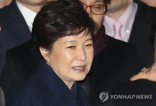 (서울=연합뉴스)  서명곤 기자 = 헌재의 탄핵 심판 선고에서 파면당한 박근혜 전 대통령이 12일 오후 청와대를 떠나 서울 강남구 삼성동 사저에 도착하고 있다.       seephoto@yna.co.kr