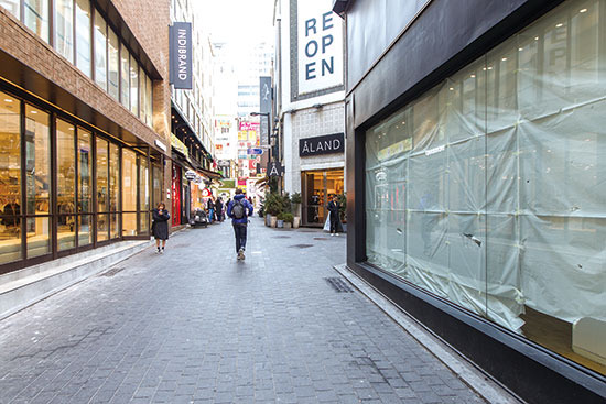 유커가 사라진 서울 명동 거리는 한산했다. 명동 상인들은 사드 보복 여파로 매출이 급감했다고 하소연이다. <사진 : 최영재 기자>