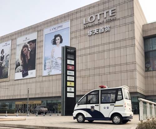 (톈진=연합뉴스) 신민재 기자 = 사드 갈등으로 중국 내 반한 감정이 확산하는 가운데 중국 공안이 톈진 시내 롯데백화점 앞에 차량을 배치해 순찰하고 있다. 2017.3.19