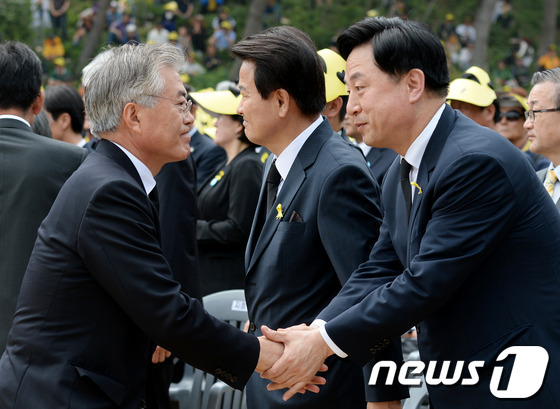 문재인 전 더불어민주당 대표와 김두관 의원. 2014.5.23/뉴스1