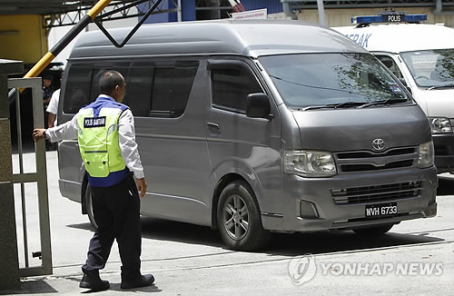 (쿠알라룸푸르 AP=연합뉴스)  말레이시아가 김정남의 시신을 '북한에 있는 가족'에게 돌려보내기로 했다고 북한과 말레이시아가 30일 공식 발표했다.      양국은 이날 북한 조선중앙통신에 게재된 6개 항의 '공동성명'에서 "조선민주주의인민공화국(북한)이 사망자(김정남)의 가족으로부터 시신과 관련한 모든 문건들을 제출하였으므로 말레이시아는 시신을 조선민주주의인민공화국에 있는 사망자의 가족에게 돌려보내는 데 동의하였다"고 밝혔다. 김정남의 가족은 사실상 김정남의 이복동생인 김정은 북한 노동당 위원장을 의미하는 것으로 보인다. 사진은 이날 쿠알라룸푸르 종합병원에서 김정남 시신을 실은 것으로 보이는 밴이 영안실 정문을 나서는 모습.     bulls@yna.co.kr