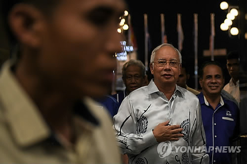 (쿠알라룸푸르 AFP=연합뉴스) 나집 라작(사진 가운데) 말레이시아 총리는 29일(현지시간) 김정남 암살과 북한내 억류 자국민의 송환 문제와 관련해 북한과 "매우 민감한 논의를 진행 중"이라고 말했다.      나집 총리는 집권여당연합 국민전선(BN) 최고위원회 주재후 기자회견에서 "중요한 것은 결과"라며 "참을성을 가져달라"면서 "정부는 평양에 있는 말레이시아인의 안전을 보장하고, 법치를 준수하는 주권국으로서의 말레이시아의 이미지를 지켜내는 것을 우선시하고 있다"고 말했다.    bulls@yna.co.kr