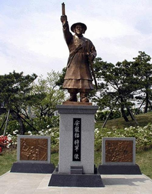 부산 수영사적공원 내 안용복장군 동상. 안 장군은 조선 숙종 19년과 22년 두차례 독도를 침략한 왜인들을 물리치고 일본으로 건너가 당시 막부로부터 독도가 조선땅임을 확약받아온 분이다. /지방/부산수영구 제공.