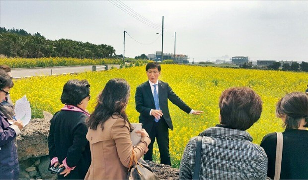 지난달 29일 신한은행이 제주도에서 연 ‘부동산 필드아카데미’에서 수강생들이 고준석 신한은행 부동산투자자문센터장의 설명을 들으며 주변 땅을 살펴보고 있다. 조수영  기자 delinews@hankyung.com