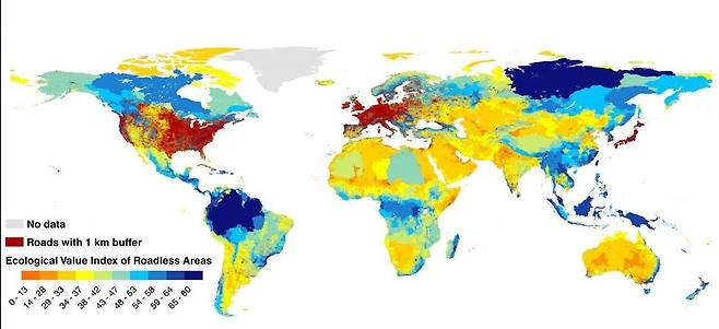 도로가 갈라놓은 지구. 파란색은 도로가 많지 않아 자연 생태계가 잘 보존된 곳, 빨간색은 밀집된 도로로 자연 생태계가 망가진 지역이다. 과학저널 <사이언스>