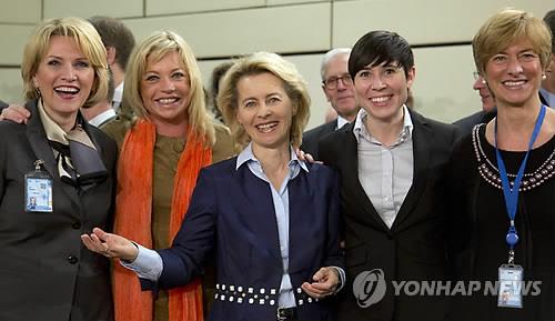 2014년 나토 국방장관 회의에 모인 알바니아(왼쪽부터), 네덜란드, 독일, 노르웨이, 이탈리아 국방장관 [AP=연합뉴스 자료사진]