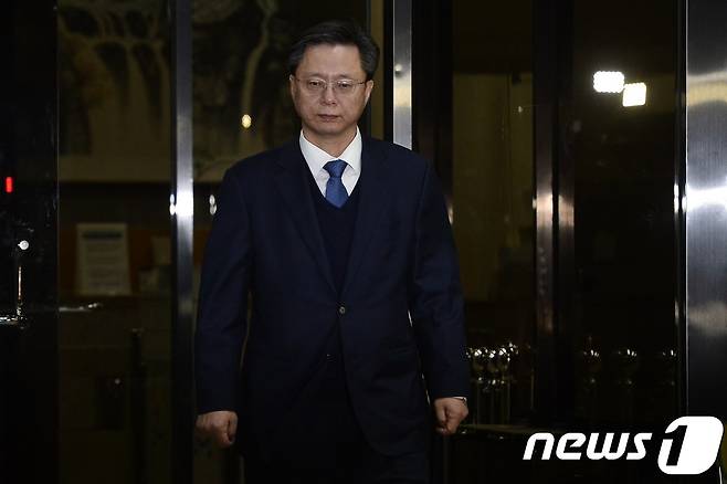국정농단 사태를 방조하고 직권을 남용한 혐의를 받고 있는 우병우 전 청와대 민정수석이 4월12일 오전 구속영장이 기각 돼 서울 서초구 서울중앙지방검찰청을 나서고 있다. 2017.4.12/뉴스1 © News1 민경석 기자